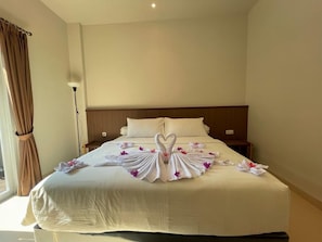Chambre Deluxe, vue piscine | Coffres-forts dans les chambres, bureau