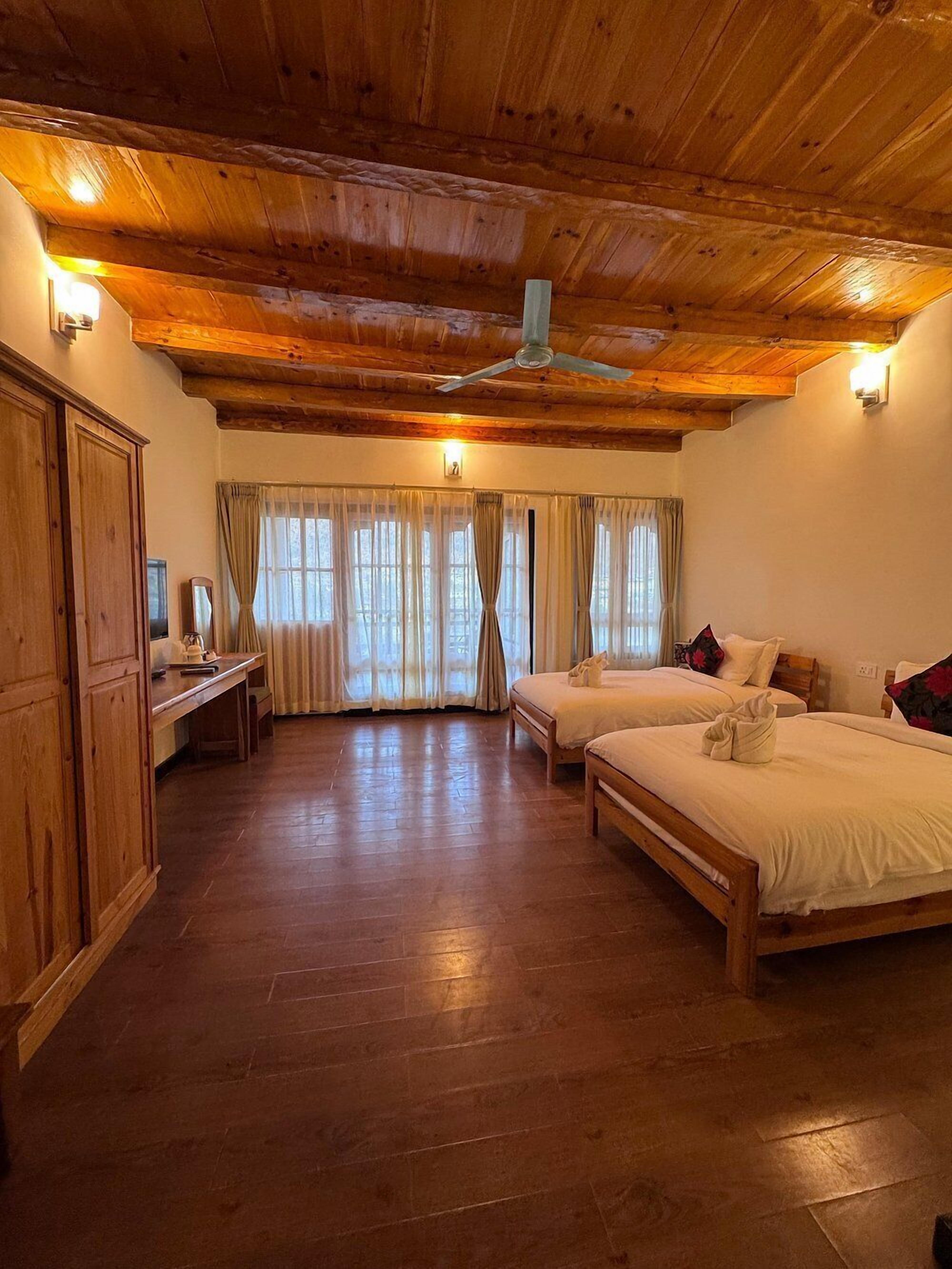 Peti besi dalam bilik, meja, ruang kerja komputer riba 