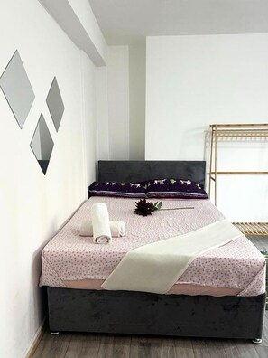 3 bedrooms, free WiFi, bed sheets