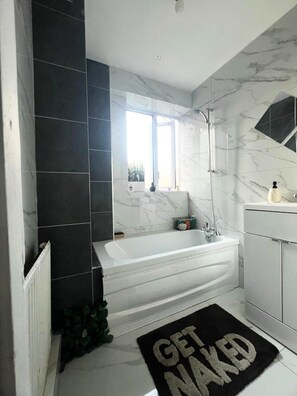 Shower, towels - London Luxe Apartment - Spacious & Stylish (London)