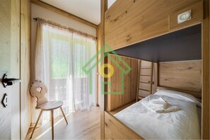 3 室のベッドルーム、アイロン / アイロン台、WiFi、ベッドシーツ