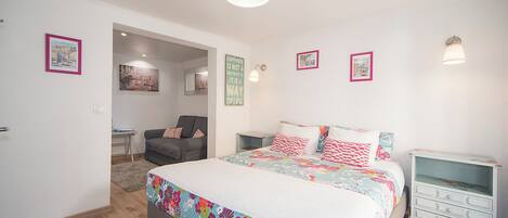 Silitysrauta/-lauta, Wi-Fi, vuodevaatteet