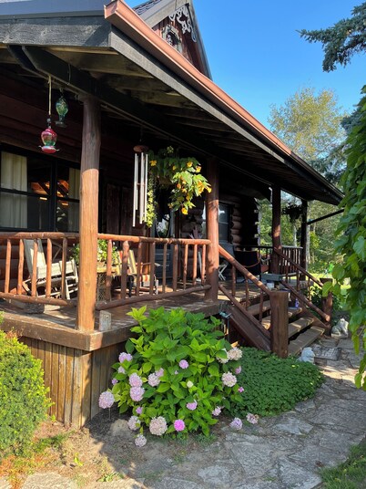  4 Season/4 bedroom  Log Home in Southampton. Walking distance to downtown/beach