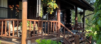 4 Season/4 bedroom Log Home in Southampton. Walking distance to downtown/beach