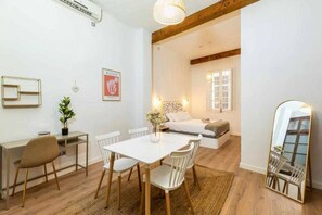 1 habitación, tabla de planchar con plancha y ropa de cama