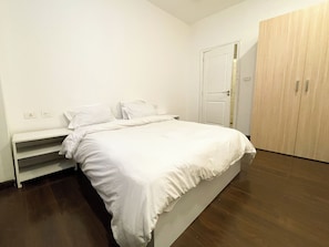 3 habitaciones, tabla de planchar con plancha, wifi y ropa de cama 