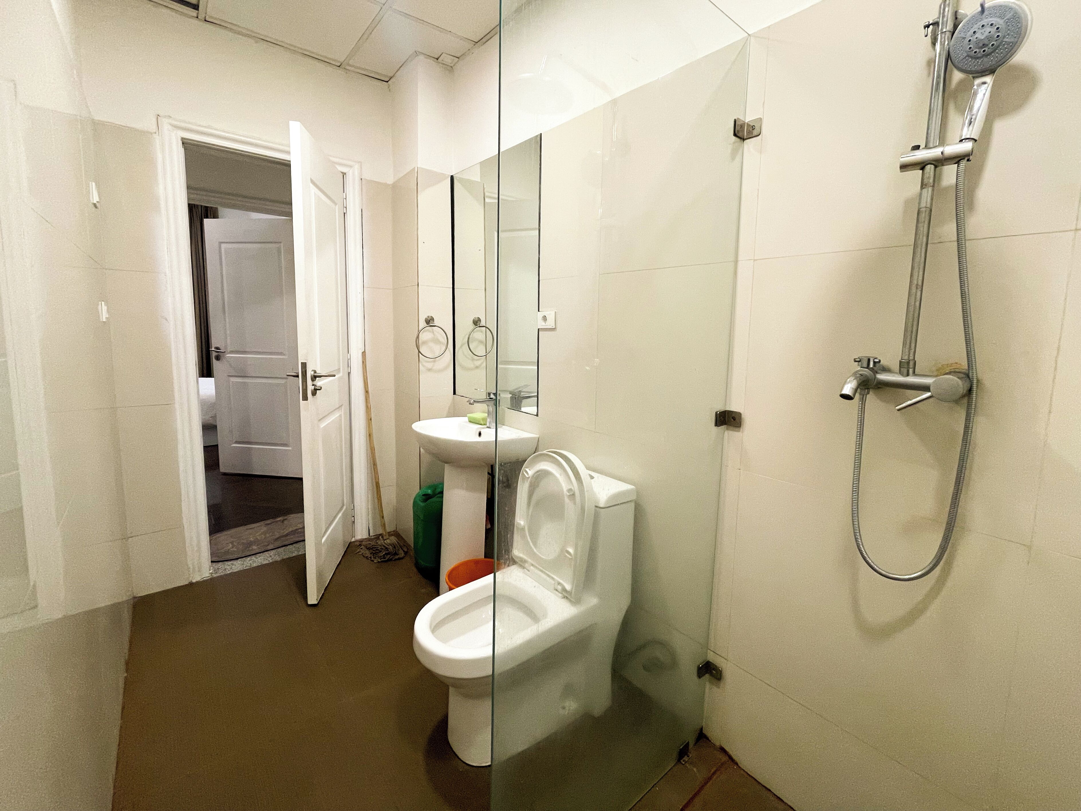 Een douche, een haardroger, een bidet, handdoeken