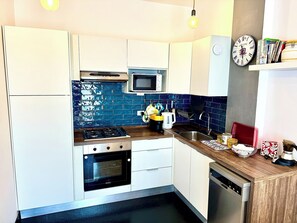 Departamento, balcón, vista al mar | Cocina privada | Refrigerador, microondas, horno y parrilla de estufa