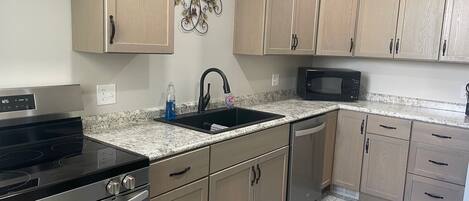 Een koelkast, een magnetron, een oven, een kookplaat