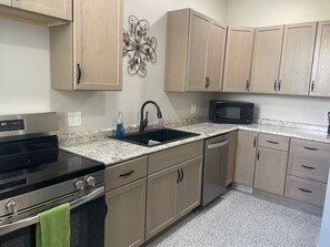 Frigorífico, microondas, horno y placa de cocina