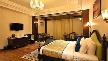 Suite The Dharm | Peti besi dalam bilik, langsir/tirai gelap terus, kalis bunyi