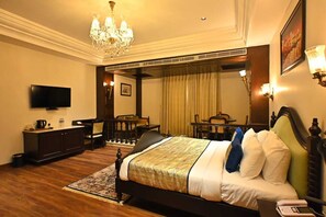 Phòng Suite Superior, quang cảnh sông | Két bảo mật tại phòng, màn/rèm cản sáng, phòng cách âm 