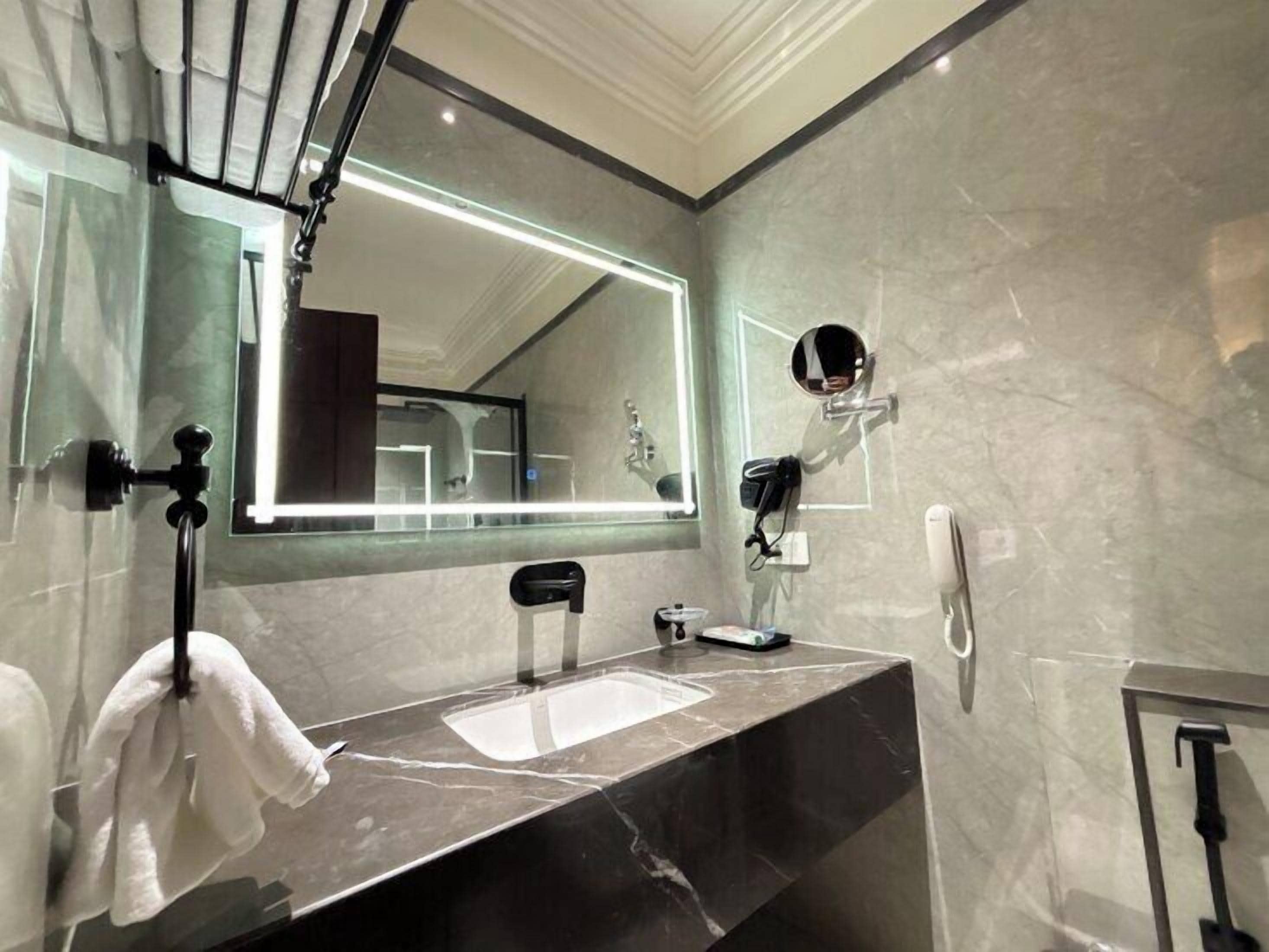 Luksussviitti, jokinäköala | Kylpyhuone | Tohvelit