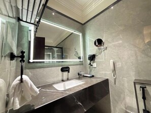 Suite de lujo, vista al río | Baño | Pantuflas 