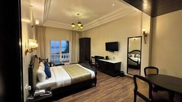 Luksussviitti, jokinäköala | Tallelokero huoneessa, pimennysverhot, äänieristys, silitysrauta/-lauta