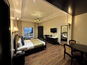 Suite de lujo, vista al río | Caja de seguridad en la habitación, cortinas blackout y insonorización 