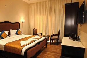 Habitación superior, vista al resort | Caja de seguridad en la habitación, cortinas blackout y insonorización 