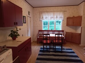 Casa, 2 quartos, sacada, vista para o jardim | Sala de jantar