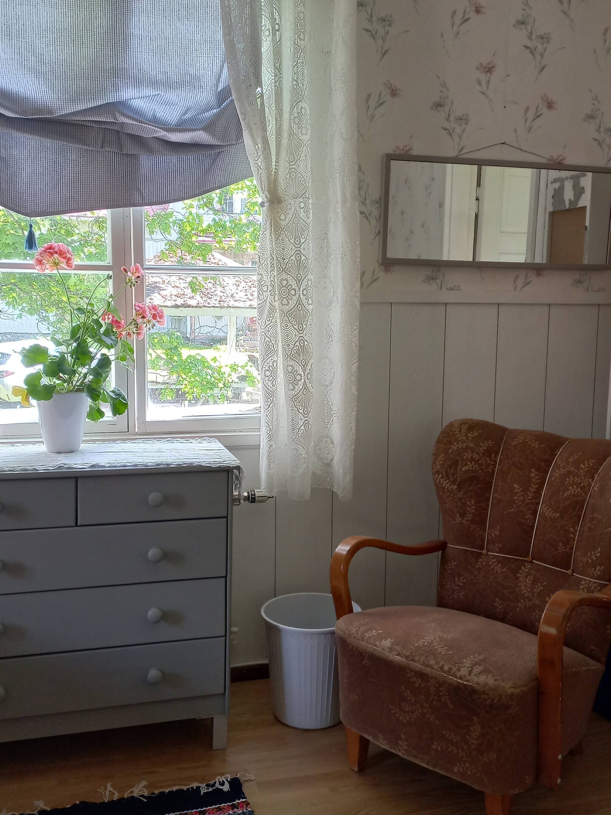 House, 2 Bedrooms, Balcony, Garden View | Living room | Books