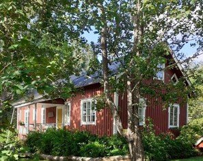 Casa, 2 quartos, sacada, vista para o jardim | Fachada
