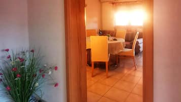 Departamento, 2 habitaciones, balcón, vista al mar | Cocina privada | Cafetera y tetera, tetera eléctrica y congelador