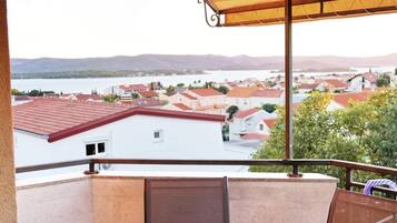Apartamento, 2 quartos, sacada, vista para o mar | Terraço/pátio