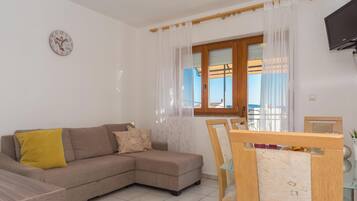 Departamento, 1 habitación, balcón, vista al mar | Cocina privada | Cafetera y tetera, tetera eléctrica y congelador