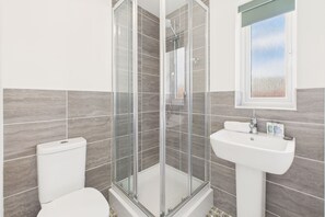 Douche, séchoir à cheveux, serviettes fournies, shampooing