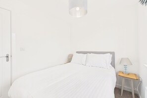 3 chambres, fer et planche à repasser, Wi-Fi, draps fournis