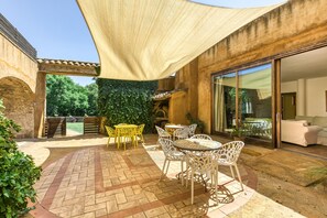 Outdoor dining - Room 'Tarongina' with Shared Pool, Shared Terrace and Wi-Fi (Borrassà)