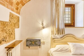 1 bedroom, WiFi, bed sheets - Room 'Tarongina' with Shared Pool, Shared Terrace and Wi-Fi (Borrassà)