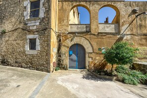 Exterior - Room 'Tarongina' with Shared Pool, Shared Terrace and Wi-Fi (Borrassà)