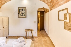 1 bedroom, WiFi, bed sheets - Room 'Tarongina' with Shared Pool, Shared Terrace and Wi-Fi (Borrassà)