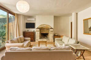 Living area - Room 'Tarongina' with Shared Pool, Shared Terrace and Wi-Fi (Borrassà)