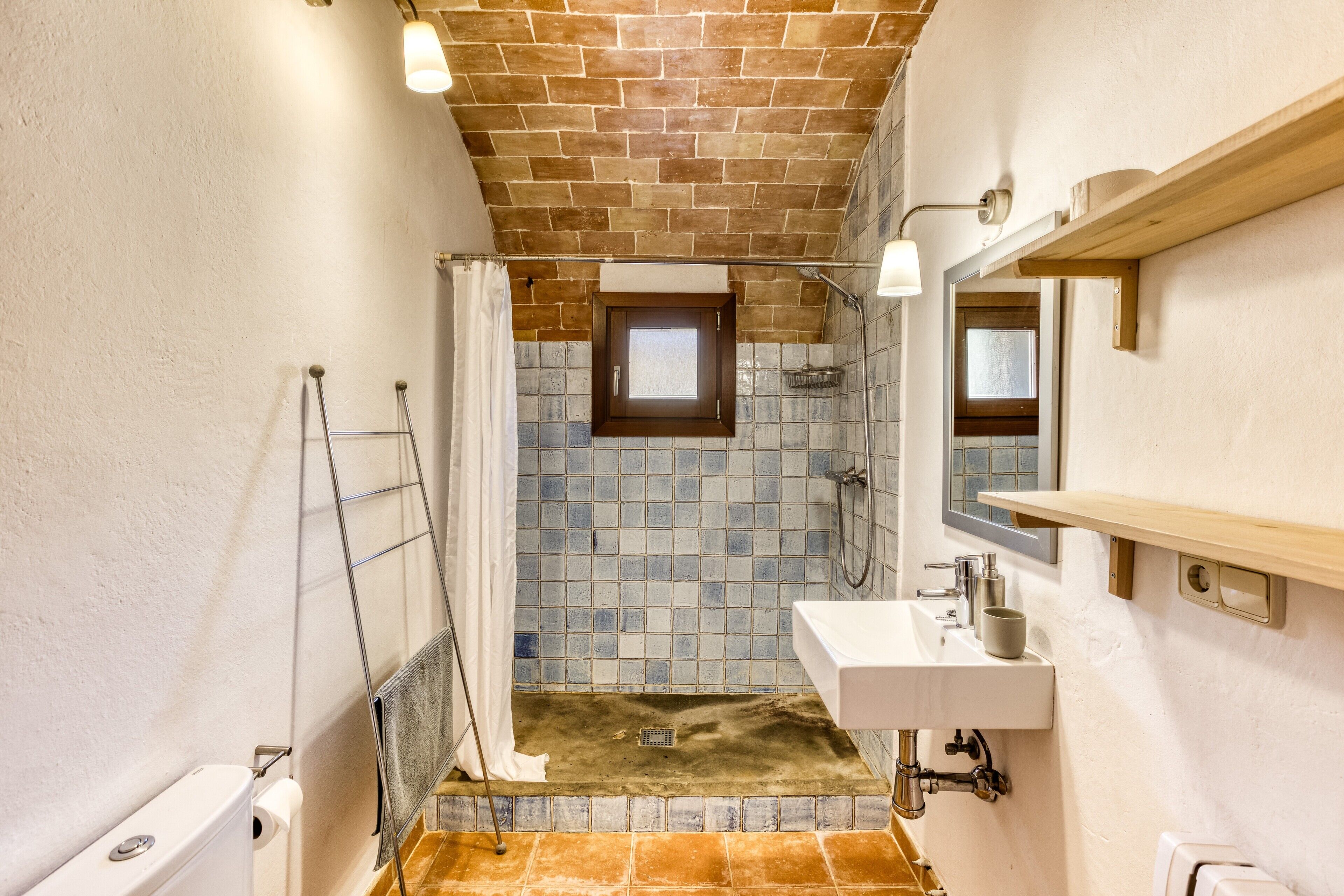 Een douche, een haardroger, handdoeken