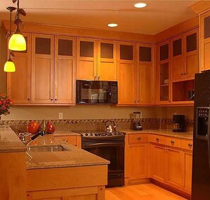 Een koelkast, een microgolfoven, een kookplaat