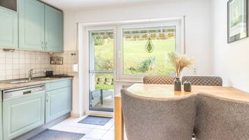 Frigorifero, microonde, forno, piano cottura