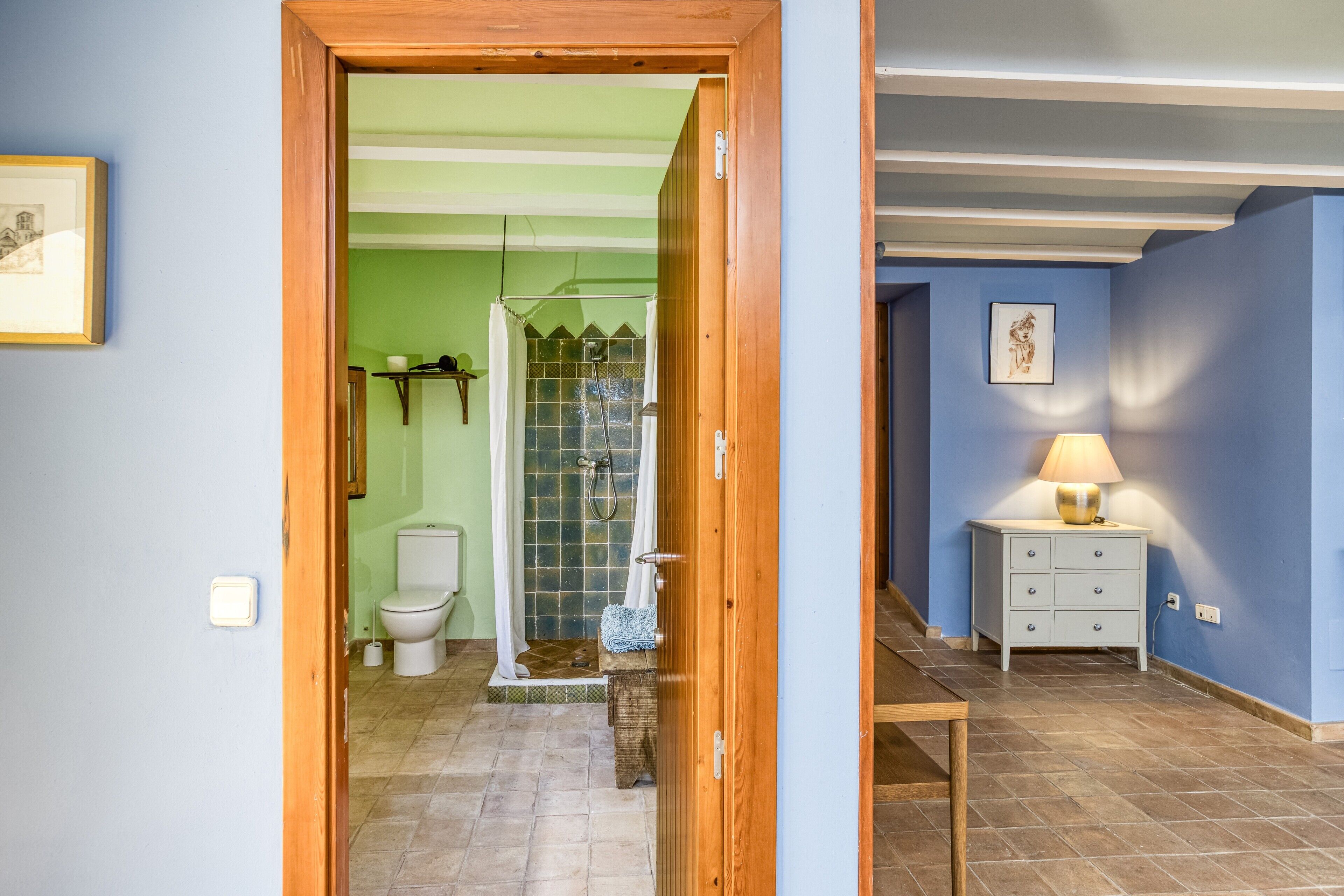 Un baño con ducha, inodoro y lavamanos.