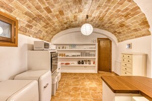 Fridge, microwave, oven, dishwasher - Room 'Marduix' with Shared Pool, Shared Terrace and Wi-Fi (Borrassà)