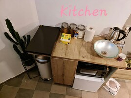 Frigorífico, microondas y utensilios de cocina
