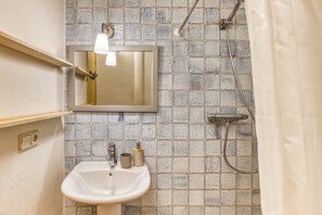 Douche, sèche-cheveux, serviettes fournies