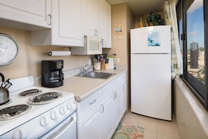 Kühlschrank, Mikrowelle, Ofen, Wasserkocher mit Kaffee-/Teezubehör