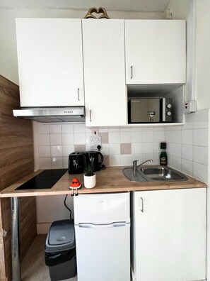Geladeira, micro-ondas, fogão, cooktop