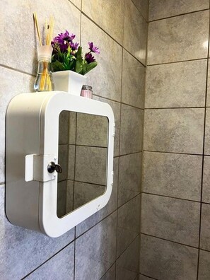 Shower, towels - Cosy London Flat Near Earls Court (London)