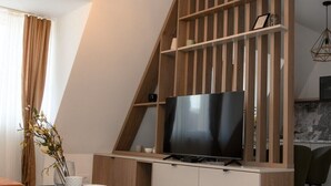 Luksusleilighet, balkong | Oppholdsområde | En 50-tommers LCD-TV med kabel-kanaler samt oppvarmet gulv