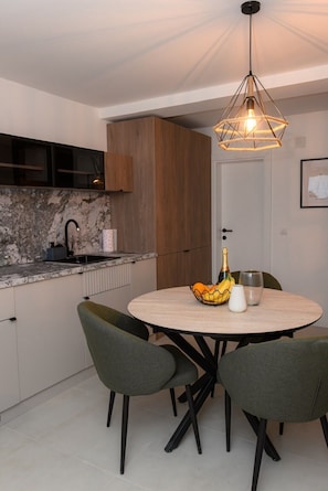 Appartamento Luxury, balcone | Cucina privata | Forno, piano cottura, pentole/stoviglie/utensili