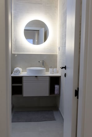 Appartamento Luxury, balcone | Bagno | Doccia, set di cortesia gratuito, asciugacapelli, asciugamani