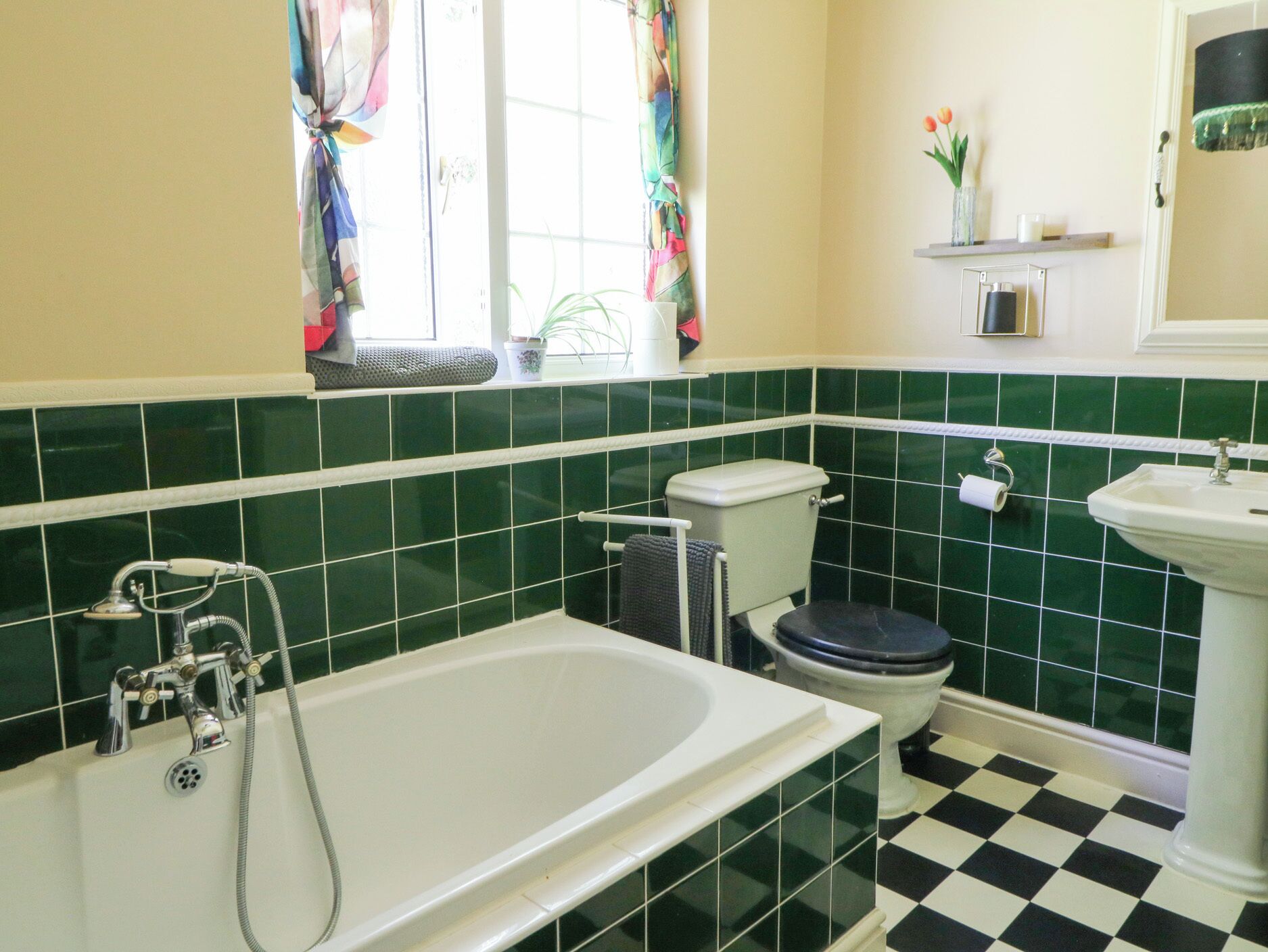 Une salle de bain avec une baignoire, des toilettes et un lavabo.
