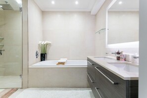 Secador de pelo, toallas, jabón, papel higiénico