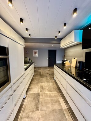 Fridge, oven, stovetop, dishwasher - Apartment 'Kleine Oase - Lot54' with Private Garden and Wi-Fi (Feuerscheid)